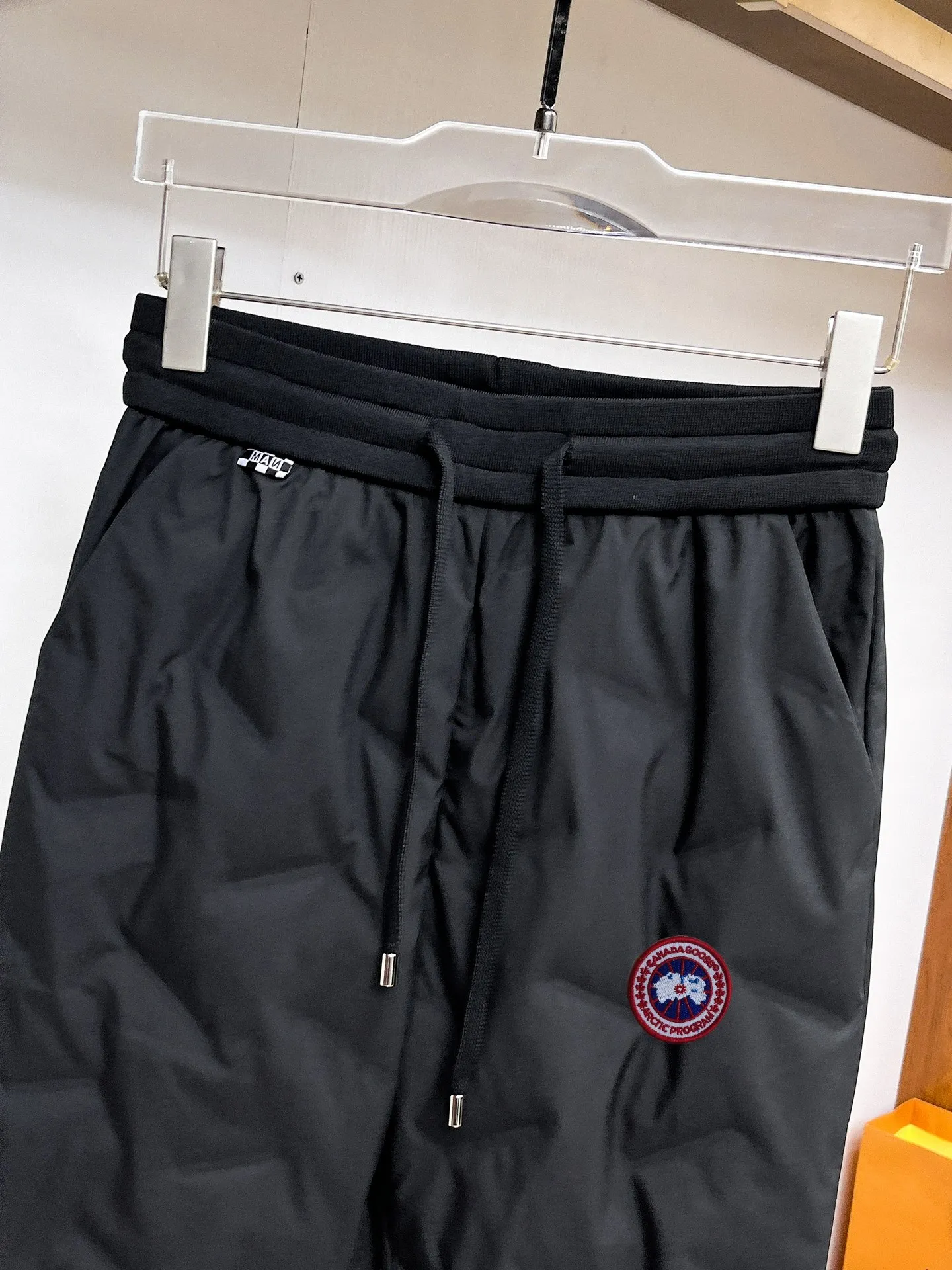 P490 Big Goose🇨🇦 🔥50ss thickened warm down pants, a new autumn and winter product, are here. 🌹Winter essential outdoor windproof, lockable and warm. Made of professional-grade outdoor windproof, waterproof and breathable fabric. Lining is filled with %90 white duck down. Lightweight design. Lightweight and warm. Seamless gluing process on the inside. Made of light and gall-free anti-drilling fabric to effectively prevent velvet running. Original hardware accessories Classic logo matching, simple and versatile, the upper body is stylish and not bloated, the same style for men and women! Size: M-3XL.